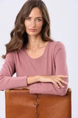 Remera de manga larga con cuello redondo, confeccionada en tejido de algodón suave con caída ligera y corte clásico.