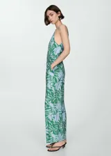 Mono largo de diseño recto y fluido, con estampado de hojas en tonos verdes y celestes. Presenta cuello redondo, tirantes finos, dos bolsillos laterales y cierre posterior con cremallera invisible y botón.