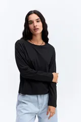Remera de manga larga con corte oversize, cuello redondo y hombros caídos, confeccionada en algodón.
