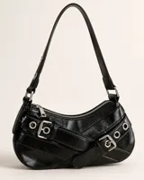 Cartera de hombro negra con acabado brillante, diseño de tiras cruzadas con hebillas y ojales metálicos plateados. Cuenta con cierre superior y correa regulable.