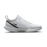 Championes de tenis Nike Zoom Court Pro Hc, color blanco con detalles en negro. Presentan un diseño aerodinámico con malla transpirable, amortiguación Zoom Air en el antepié y suela de goma texturizada para mayor tracción en canchas duras.