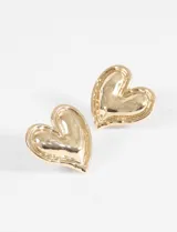 Par de caravanas doradas con forma de corazón.