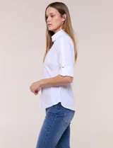 Camisa roja de poplín de algodón, de silueta semi entallada con cuello camisero y escote en V. Cuenta con cierre frontal de botones metálicos, bolsillos plaqué en el pecho y mangas 3/4 arremangables con presilla y argolla metálica.