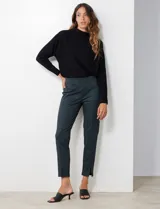 Pantalón de corte cigarette, tiro alto, color verde oscuro con estampado cuadrillé. Presenta ruedo con tajo en los tobillos.