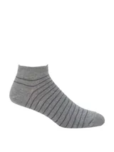 Medias cortas de algodón color gris con diseño de rayas finas horizontales en tono más oscuro.