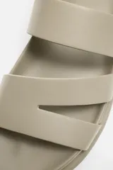 Sandalias negras con tiras anchas, ajuste con hebilla y plantilla anatómica. Suela plana a tono.