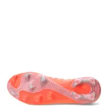 Championes de fútbol Puma Future 9 Match FG/AG, color naranja vibrante con detalles en blanco y plateado. Presenta un diseño de corte medio con estructura tejida y suela con tapones diseñados para césped natural y artificial.