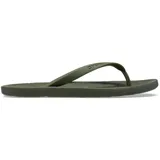 Ojotas Crocs Flip de color verde militar, con tiras finas y logo de la marca en relieve. Fabricadas en material Croslite™ para mayor ligereza y comodidad.