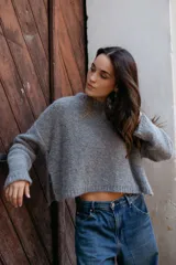 Buzo tejido en mohair de corte crop, con cuello redondo, mangas largas y tajos laterales en el ruedo.