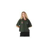 Remera polo de manga corta de Eme Studios, color verde militar, con cuello en V y detalles en rojo y blanco. Cuenta con un parche bordado estilo escudo con la palabra "GOLF" en el pecho derecho y la inscripción "EMESTUDIOS GOLF" bordada en el izquierdo.