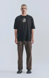 Remera oversize de algodón premium color negro, con cuello redondo y manga corta. Presenta un estampado frontal centrado de Mickey Mouse patinando.