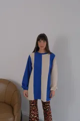 Buzo de viscosa con diseño a rayas verticales rojas y beige, mangas largas abullonadas con puños elastizados.