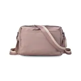 Bandolera de nylon color azul marino, con correa ajustable de cinta bicolor, múltiples bolsillos frontales con cierre y compartimento principal con organizadores internos.