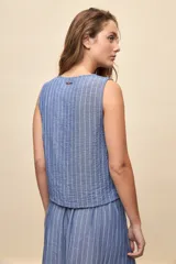 Chaleco de líneas simples, escote en V y diseño a rayas con cierre frontal de botones y silueta levemente evasé.