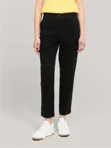 Pantalón chino de corte slim, color negro, con cierre de botón y cremallera, diseño de cuatro bolsillos y logo bordado en la parte trasera.