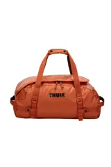 Bolso de lona Thule Chasm de 40 litros, color naranja, resistente a la intemperie. Cuenta con apertura de boca ancha, correas convertibles para usar como mochila y bolsillos internos de malla para organización.