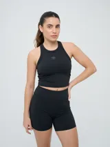 Top deportivo Umbro modelo Kia, color azul marino con detalles en gris en el cuello y sisas. Cuenta con logo estampado en el pecho y diseño de espalda deportiva.