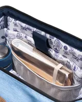 Mochila Cabaia modelo Adventurer en color celeste melange, con diseño de apertura amplia, doble asa superior, bolsillo frontal con cierre y detalles en cuero sintético marrón.