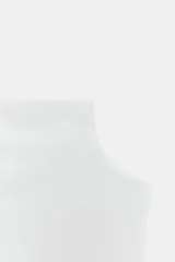 Top blanco de cuello alto y manga sisa, confeccionado con mezcla de poliamida, de corte ajustado al cuerpo y bajo recto.