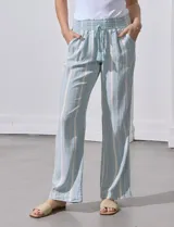 Pantalón de lino con pretina ancha en punto smock con lazo, bolsillos verticales delanteros y bolsillos aplicados traseros.