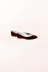 Ballerinas de terciopelo de seda granate con ribete dorado, plantilla interior de piel y cuña interna de 1,5 cm.