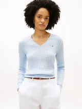 Sweater de punto trenzado Tommy Hilfiger de color celeste, con cuello en V, manga larga y detalles de canalé en el cuello, los puños y el bajo. Incluye el logo bordado en el pecho.