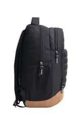 Mochila negra con base marrón, tiras regulables, porta botellas, bolsillos frontales y organizador interno.
