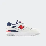 Championes urbanos New Balance modelo 550, color blanco con detalles en azul marino y rojo.