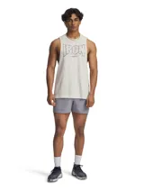 Short deportivo gris de Under Armour, modelo Project Rock Ultimate, confeccionado en tejido elástico con paneles de malla transpirable y bolsillos laterales.