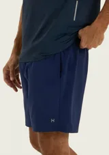 Bermuda deportiva de color azul marino, con bolsillos laterales y cintura elástica.