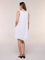Vestido corto blanco de calce suelto y estilo relajado, de la marca Zac & Rachel. Cuenta con breteles anchos, escote redondo, abotonadura frontal con botones tipo carey, bolsillos laterales y forro a tono.