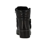 Bota corta de cuero negro con caña baja, taco cuadrado, punta redonda y suela track. Presenta dos correas con hebillas doradas y cierre lateral con cremallera.