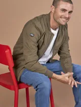 Campera bomber gris claro con cierre frontal y bolsillos laterales.