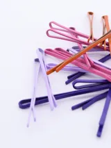 Pack de 20 horquillas para el pelo en colores variados: violeta, lila, fucsia y naranja.