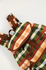 Mochila multicolor con patrón a cuadros, solapa frontal con cierre de hebilla, bolsillo delantero con cierre y bolsillos laterales.