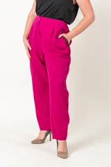 Pantalón fucsia de crepe con bolsillos laterales con detalle de paillettes.