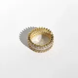 Anillo dorado con tres hileras de cristales blancos de diferentes tamaños.