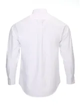 Camisa de manga larga color blanco, con cuello abotonado, bolsillo frontal en el pecho con logo bordado y cierre frontal de botones.