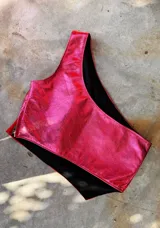 Top color crema de cuero sintético, con un solo tirante ancho y corte asimétrico.