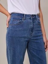Pantalón de jean celeste de corte recto, con bolsillos delanteros y traseros.