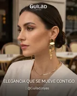 Caravanas colgantes de acero con baño de oro, compuestas por múltiples piezas circulares y ovaladas de distintos tamaños dispuestas en cascada.