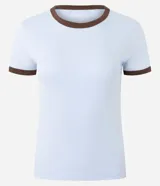 Remera tipo baby tee de corte ajustado y manga corta, en color beige claro, con ribetes en tono marrón oscuro en el cuello redondo y los puños.