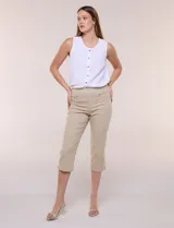 Pantalón capri de denim elastizado color beige, de tiro alto con cintura ancha elastizada, bolsillos delanteros y traseros, y pequeñas aberturas en los laterales del bajo.