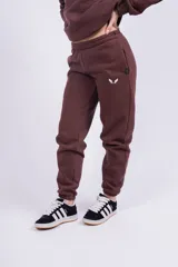 Pantalón jogger color marrón con cintura elástica, cordón ajustable y logo bordado en blanco.