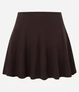 Short pollera deportivo de corte evasé y diseño corto, confeccionado en microfibra técnica con forro interior.