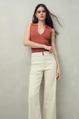 Pantalón ancho de tiro alto, color negro, con pretina y doble botón metalizado.