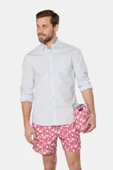 Short de baño celeste con estampado floral blanco, cintura con elástico y cordón regulable, bolsillos laterales y suspensor de malla fina.
