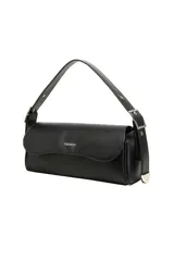 Cartera tipo bandolera de diseño alargado y estructurado, color negro, con solapa frontal y cierre superior. Cuenta con una correa ajustable con hebilla metálica y detalles plateados, además del logo de la marca impreso en el frente.