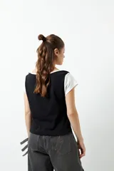 Remera negra de manga corta y cuello redondo, con el número 98 estampado en el frente.