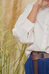 Camisa clásica de algodón color blanco, de corte holgado y mangas largas con diseño en los puños.